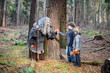 Hexe mit Kindern im Wald