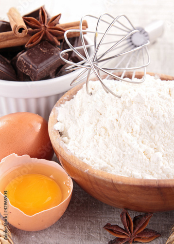 Foto: flour, egg and ingredients flour, egg and ingredients