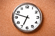 Foto: wall clock on cork background wall clock on cork background