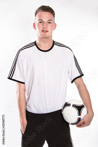 Photo: Fußballer mit Fußball und Fußballtrikot und Hose Fußballer mit Fußball und Fußballtrikot und Hose