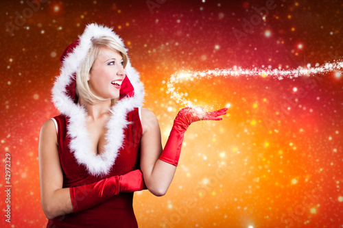 Photo: Weihnachtsfrau mit magischem Sternchenlicht Weihnachtsfrau mit magischem Sternchenlicht