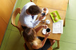 Businessleute mit Smartphone im Café