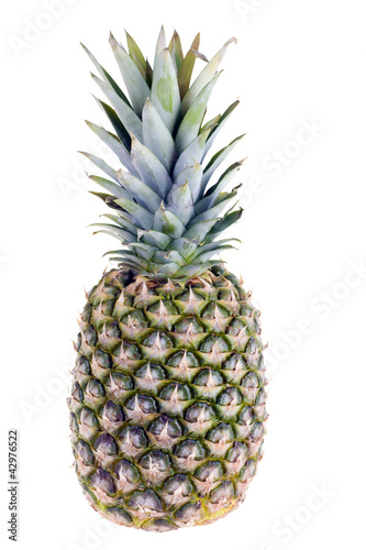 Foto: ripe pineapple isolated on white background close up ripe pineapple isolated on white background close up