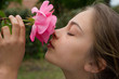fillette sentant une rose