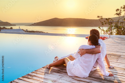 Foto: Couple in hug watching sunrise together Couple in hug watching sunrise together