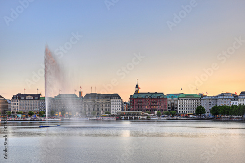 Foto: Hamburg am Abend mit Wasserfontäne Hamburg am Abend mit Wasserfontäne