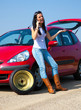 Frau mit einer Reifen Panne beim Auto