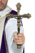 Katholischer Priester mit Kreuz