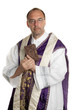 Foto: katholischer Priester mit Bibel im Gottesdienst katholischer Priester mit Bibel im Gottesdienst