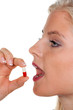 Photo: Frau mit vielen Tabletten auf Löffel Frau mit vielen Tabletten auf Löffel