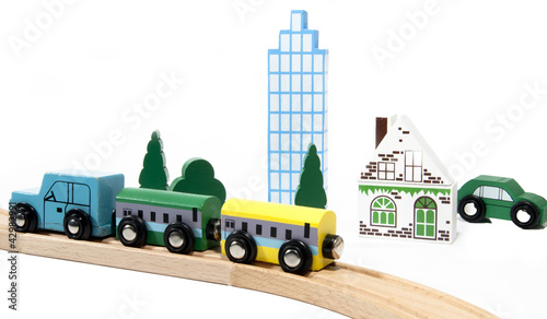 Foto: waagons auf bahngleisen mit hochhaus und auto waagons auf bahngleisen mit hochhaus und auto