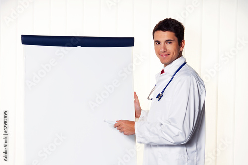 Foto: Erfolgreicher Arzt mit Flipchart Erfolgreicher Arzt mit Flipchart