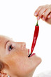 junge Frau mit Chilli
