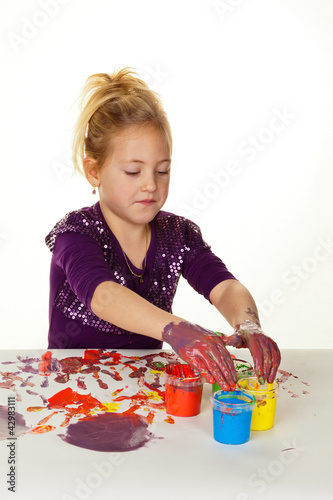 Foto: Kind malt mit Fingerfarben Kind malt mit Fingerfarben