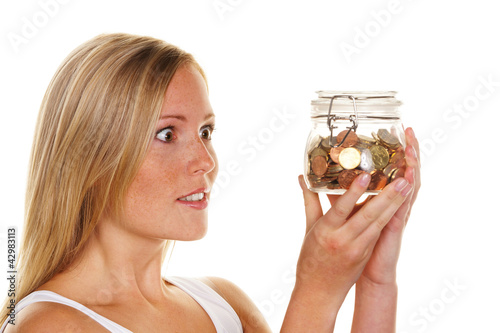 Photo: junge Frau beim Sparen von Geld junge Frau beim Sparen von Geld