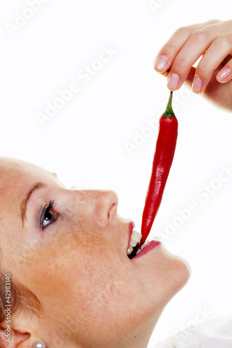 Photo: junge Frau mit Chilli junge Frau mit Chilli