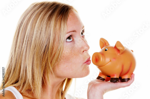 Photo: junge Frau beim Sparen von Geld junge Frau beim Sparen von Geld