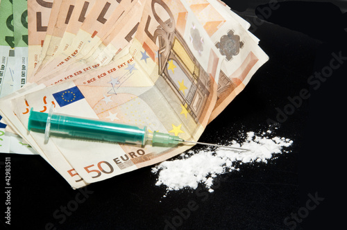 Photo: Spritze, Geldscheine und Drogenpulver Spritze, Geldscheine und Drogenpulver