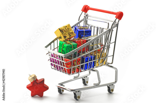Photo: geschenke in einkaufswagen geschenke in einkaufswagen
