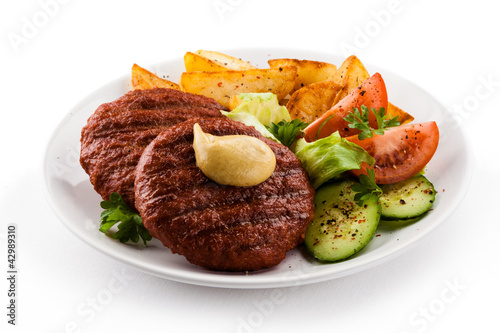 Foto: Grilled beefsteak, baked potatoes and vegetables Grilled beefsteak, baked potatoes and vegetables