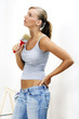 Foto: A woman in jeans holding a brush A woman in jeans holding a brush