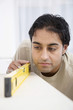 Foto: Man using spirit level Man using spirit level