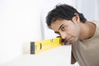 Foto: Man using spirit level Man using spirit level