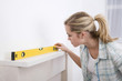 Foto: Woman using spirit level Woman using spirit level