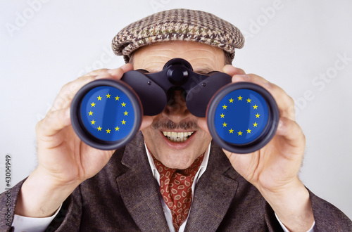 Foto: Mann mit Fernglas blickt auf Europa Mann mit Fernglas blickt auf Europa