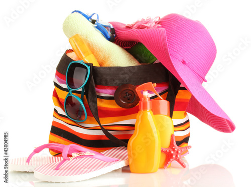 Foto: Beach bag with beach accessories, isolated on white Beach bag with beach accessories, isolated on white