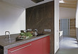 moderna cucina rossa con piano di marmo