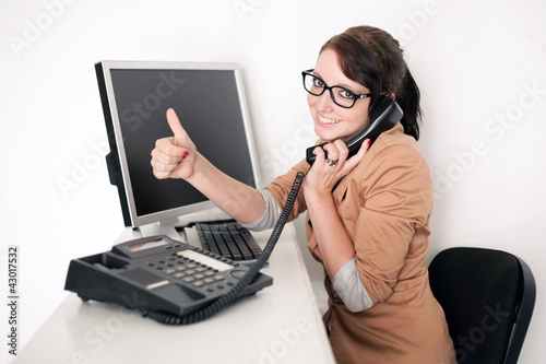 Foto: Büroangestellte am Telefon Büroangestellte am Telefon