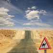 "Achtung Kamele":  Straßenschild in der Sahara