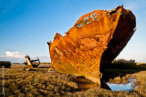 Foto: Rusting trawlers on salt marsh at Fleetwood UK Rusting trawlers on salt marsh at Fleetwood UK