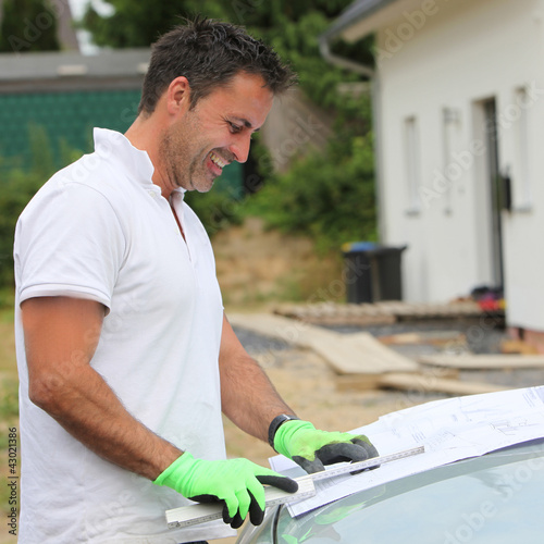 Foto: Smiling contractor at building site Smiling contractor at building site