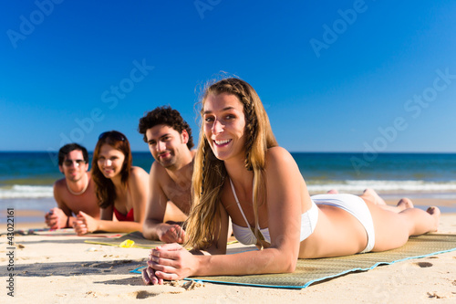 Foto: Freunde im Sommer Urlaub am Strand Freunde im Sommer Urlaub am Strand