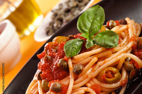 Photo: Spaghetti al pomodoro con capperi e olive Spaghetti al pomodoro con capperi e olive