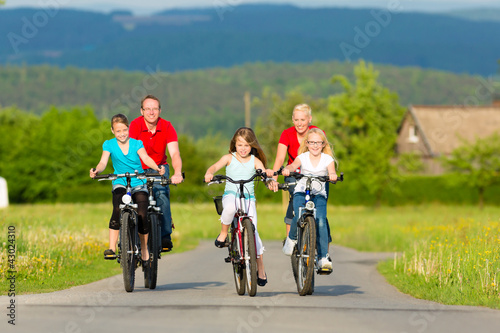 Foto: Familie fährt Fahrrad im Sommer Familie fährt Fahrrad im Sommer