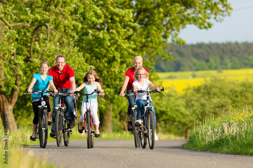Photo: Familie fährt Fahrrad im Sommer Familie fährt Fahrrad im Sommer