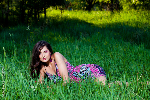 Foto: Woman in a light violet dress Woman in a light violet dress