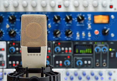 Photo: Studiomikrofon vor Audiogeräten Studiomikrofon vor Audiogeräten