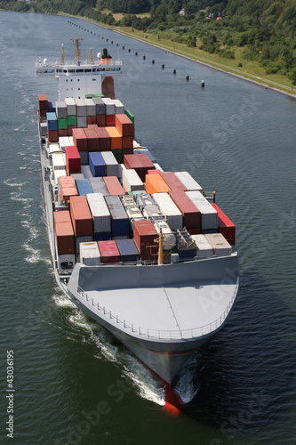 Photo: mit Containern beladenes Frachtschiff mit Containern beladenes Frachtschiff