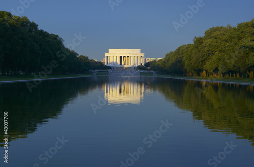 Photo: The Lincoln Memorial and Reflecting pond at sunrise in Washington D.C. The Lincoln Memorial and Reflecting pond at sunrise in Washington D.C.
