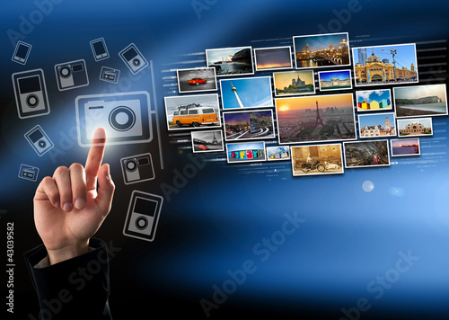 Photo: Doigt pressant un icone multimedia tactile Doigt pressant un icone multimedia tactile