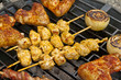 Grill mit Hühnchenflügel, Hühnchenspieß, Speck
