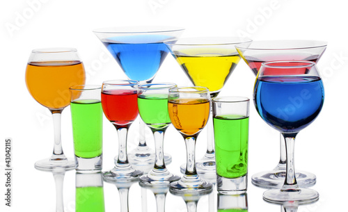 Foto: alcoholic cocktails isolated on white alcoholic cocktails isolated on white