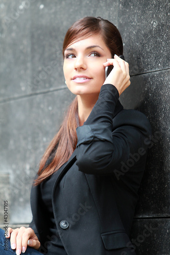 Foto: Femme d'affaire arrivant au bureau parlant au télephone portable Femme d'affaire arrivant au bureau parlant au télephone portable