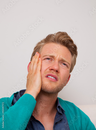 Photo: junger mann mit zahnschmerzen junger mann mit zahnschmerzen