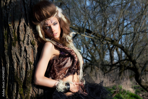 Foto: Portrait of romantic woman in fairy forest. Renaissance style Portrait of romantic woman in fairy forest. Renaissance style