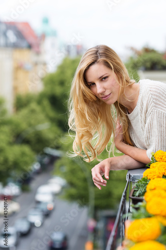 Foto: Frau auf Terasseq Frau auf Terasseq